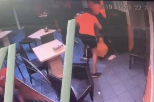 VIDEO – Scandalul de la fast food-ul de pe Milea – Violenţă rar întâlnită la Sibiu! (IMAGINI DURE)