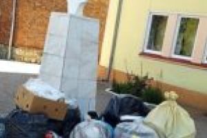 Haldină de gunoi, clădită pe statuia lui Constantin Daicoviciu! Chiar în uşa Primăriei!