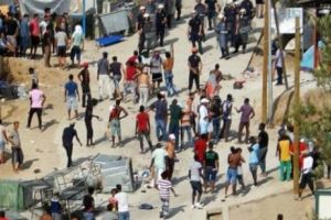 Turcia dă din nou drumul ”robinetului cu refugiaţi”? 13 migranţi au fost arestaţi în Grecia după o serie de altercaţii fizice deosebit de violente