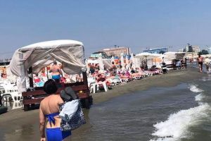 Sondaj de opinie:  Plutesc pe apa sezlongurile! Coruptia e in floare pe litoral“. Participantii la sondajul de opinie cred ca distanta de 5 metri intre linia apei si primul sezlong nu este respectata