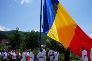 Cel mai mare drapel din judeţ, arborat la Șinca Nouă