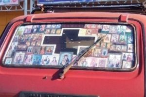 Cine deţine recordul icoanelor din maşină? Greu de spus când te uiţi la pozele din GALERIA FOTO