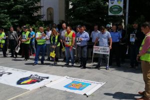 Poliţiştii suceveni vor salarii mai mari şi să scape de Daciile Logan ruginite şi de ...