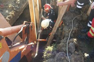 Clipe de coşmar, cu muncitori care s-au luptat să nu fie îngropaţi la propriu, în şanţul ...