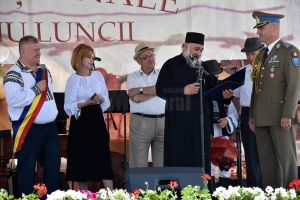 Comandantul paraşutiştilor militari de la Clinceni a primit, ieri, la Ziua comunei Cornu ...