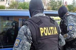 Grupare infracţională în furturi din locuinţe, capturată la Constanţa. Zeci de persoane, reţinute