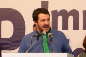 Salvini se luptă cu Europa. Către Macron, fără echivoc: vom expedia orice fel de ambarcaţiune spre Marsilia