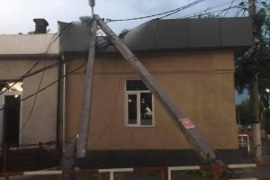 Zeci de locuinţe fără curent electric