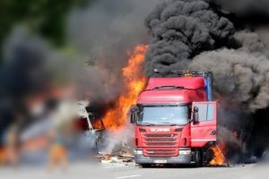 TIR in flacari, pe Centura de Vest a Ploiestiului. Focul se manifesta violent la cabina soferului