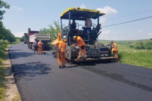S-au reluat lucrările de aşternere covor asfaltic pe E 85