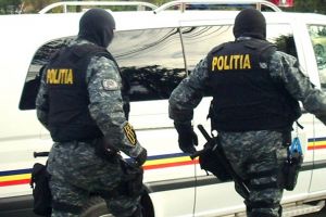 Percheziţii domiciliare, desfăşurate în zona bazinului Topliţa