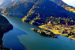 Noul Paradis Românesc. Staţiunea din munţi cu plaje artificiale la 900 de metri altitudine care a fost numita „Marea de la Munte”