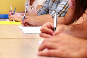 Doi elevi eliminaţi din Bac fiindcă au încercat să copieze la Română