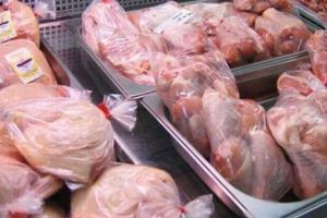 Pericol la raft. Carne de pasăre infestată. Inspectorii au dat amenzi usturătoare