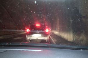 VIDEO FOTO Clipe de coşmar pe Transfăgărăşan – Turişti blocaţi zeci de minute în tunel fără să poată respira