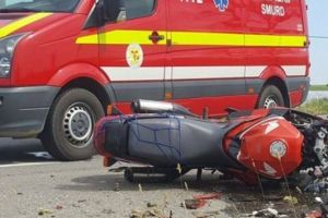 Tânăr rănit grav, după ce s-a izbit cu motocicleta de un cap de pod