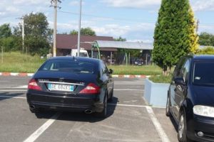 Şi italienii ştiu să parcheze pe două locuri!