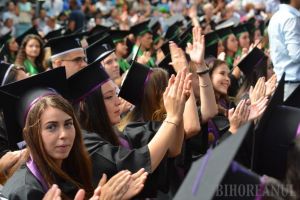 Absolvenţii FMF Oradea au sărbătorit finalizarea studiilor. Rectorul Bungău: „Rămâneţi să profesaţi în Bihor” (FOTO / VIDEO)