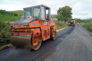 Lucrări de reparaţii pe cinci drumuri judeţene