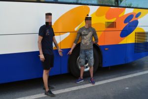 Trei cetateni straini, depistati ascunsi sub un autocar, de catre Garda de Coasta  