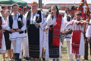 Nuntă tradiţională şi voie bună, la Festivalul de pe Câmpie