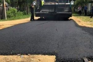 Asfalt turnat direct peste colbul uliţei. Ce spune primarul comunei. 