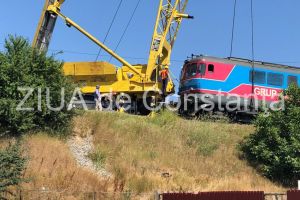 Constanta. Operatiune dificila de repunere pe sine a locomotivei deraiate (galerie foto)