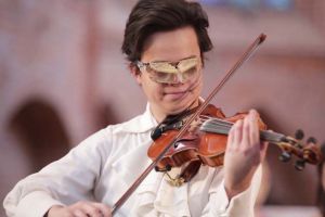 Roman Kim la Oradea! Excentricul violonist va concerta pe scena Filarmonicii, în cadrul turneului 