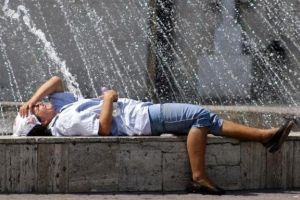 Primăria udă străzile pentru a mai scăpa de arşiţă