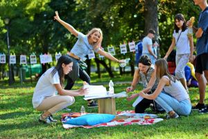 O vară altfel: Tinerii bihoreni îşi pot petrece vacanţa făcând voluntariat, cunoscând noi prieteni şi în diverse şcoli de vară (FOTO / VIDEO)