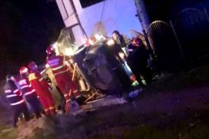 A băut, a plecat cu maşina părinţilor, a intrat în stâlp!