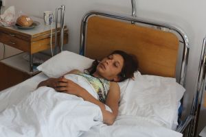 Mama a şase copii, atacată de urs are nevoie de sprijin financiar