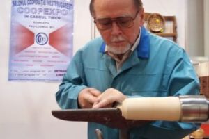 Plasticul a învins! Poveştile copilăriei şi filigranul paradelor militare devin istorie