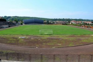 Investiţii în agrement într-un oraş din Alba: Teren sintetic de fotbal, dotat cu instalaţie de nocturnă, la dimensiunile OMOLOGATE de UEFA, alături de BAZINE de ÎNOT şi TEREN de TENIS