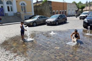 Cum funcţionează în plină caniculă fântânile arteziene ale Bistriţei. Unele deloc, altele la avarie (FOTO)