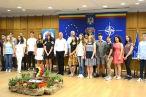 Elevii de 10 la evaluarea naţională, premiaţi de Consiliul Judeţean