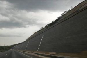 Autostrada Lugoj - Deva în linie dreaptă: se toarnă asfaltul pe Dealul Liliecilor