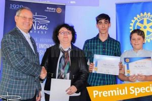 Doi elevi suceveni prezintă la Abu Dhabi un sistem performant de răcire a procesorului unui ...