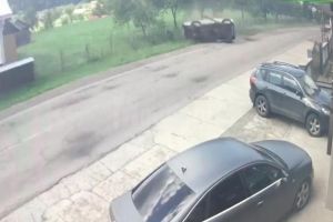 S-a răsturnat violent cu maşina din cauza unei depăşiri inconştiente a unui alt şofer