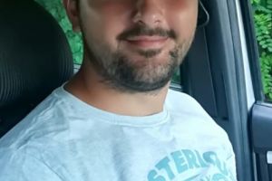 După ce şi-a pierdut tatăl, a luat calea bisericii!