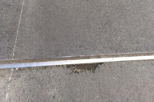 A sărit deja asfaltul pus acum 2 zile pe str. Cluj