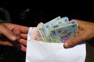 Șpaga face victime: un poliţist din Suceava a fost pus sub control judicar