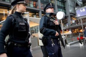 Atenţie mare! În Germania poliţia are dreptul să te împuşte dacă nu te...