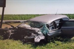 Trenul de Cluj a izbit în plin o maşină, în judeţul Arad