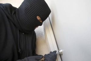 Mascat „demascat”, după ce a fost prins în flagrant de poliţişti la Bălan, în timp ce încerca să fugă cu banii sustraşi din sertarul unui bar, în care intrase prin efracţie