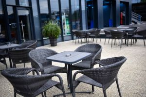 Agenţi economici botoşăneni amendaţi de poliţiştii locali pentru că şi-au extins terasele pe suprafeţe mai mari decât în autorizaţii