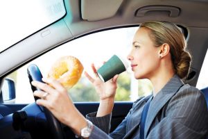 S-a întins după un recipient aflat pe bancheta din dreapta şi s-a oprit într-un stâlp de iluminat public