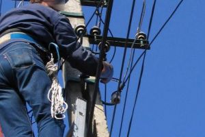 Vaslui. A vrut să schimbe becul şi a murit pe stâlp