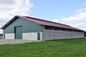 Acum fermierii şi procesatorii din România pot achiziţionahale şi grajduri prin Baza de date cu preţuri de referinţă a AFIRfără a mai parcurge procedura de achiziţii