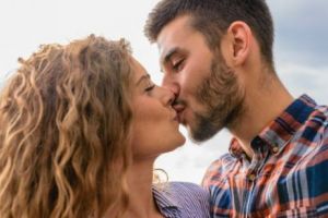 S-a aflat! De ce femeile aleg doar anumiţi bărbaţi. Ceilalţi n-au nicio şansă!